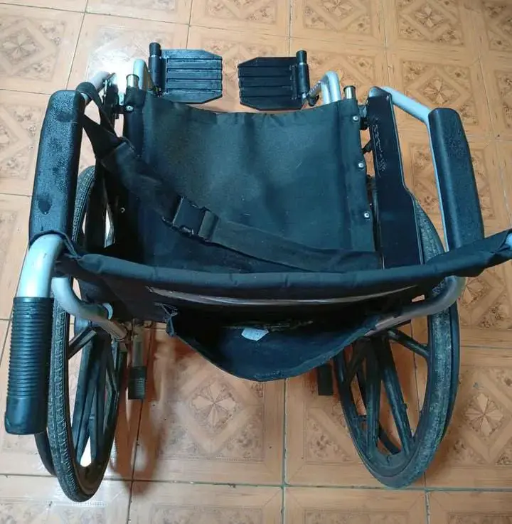 Silla de ruedas plegable negra en buen estado65mil - 2