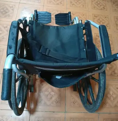 Silla de ruedas plegable negra en buen estado65mil - miniatura 2