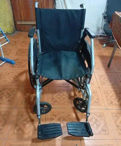 Silla de ruedas plegable negra en buen estado65mil - miniatura 3
