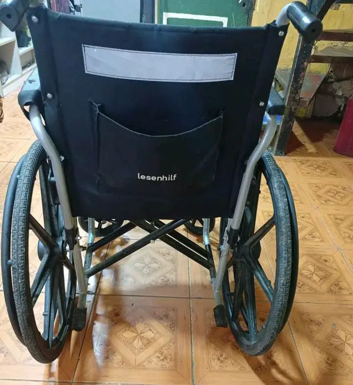 Silla de ruedas plegable negra en buen estado65mil - 4