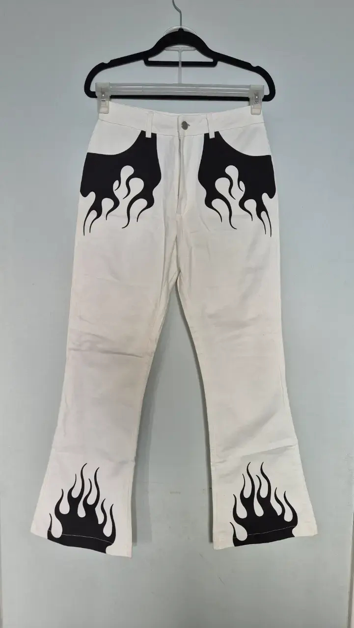 Pantalones blancos con diseño de llamas - 1