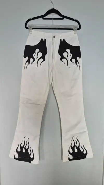 Pantalones blancos con diseño de llamas - miniatura 1