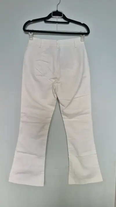 Pantalones blancos con diseño de llamas - miniatura 2