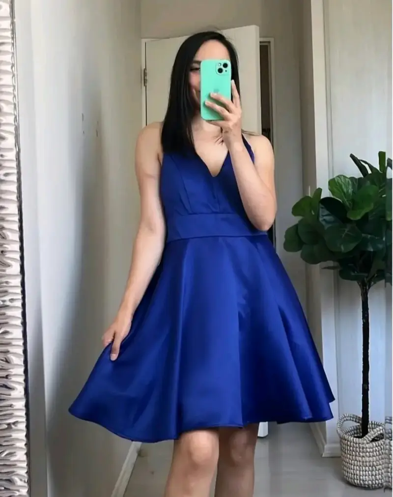 Vestido azul con escote en V y lazo trasero - 1