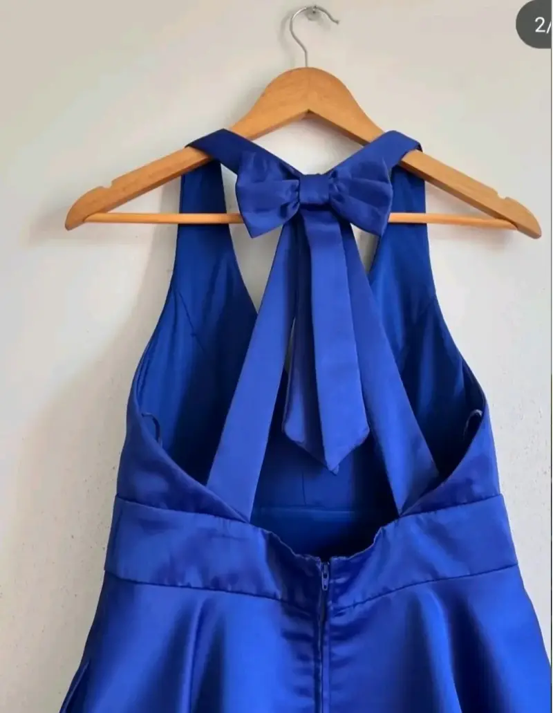 Vestido azul con escote en V y lazo trasero - 2