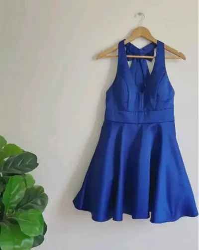 Vestido azul con escote en V y lazo trasero - miniatura 3