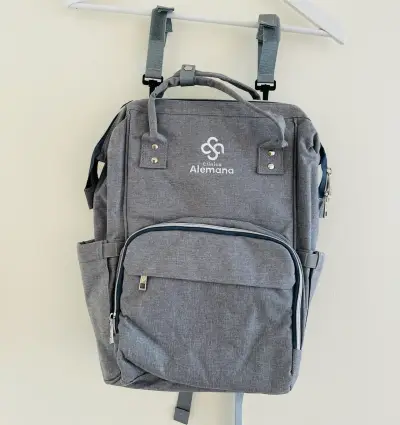 Mochila gris multiusos - Pañalera de viaje. - miniatura 1