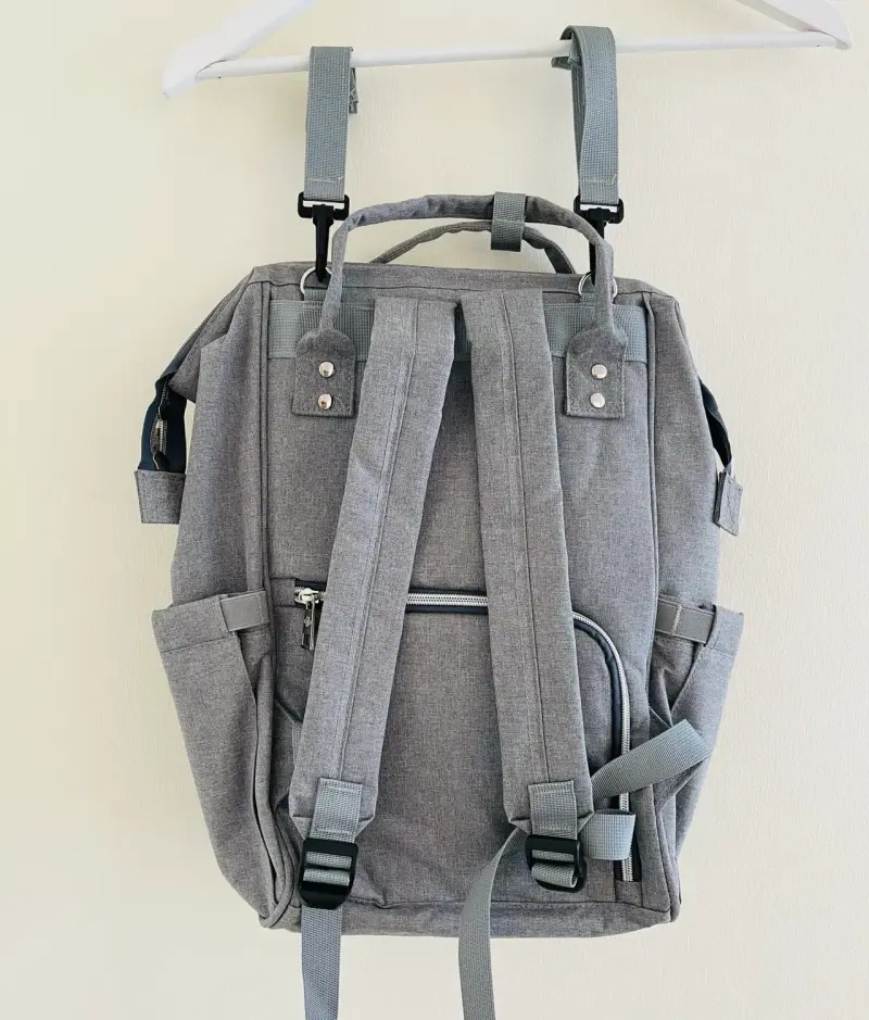 Mochila gris multiusos - Pañalera de viaje. - 2