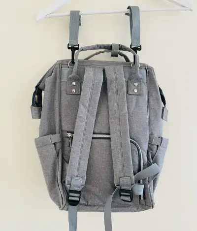 Mochila gris multiusos - Pañalera de viaje. - miniatura 2