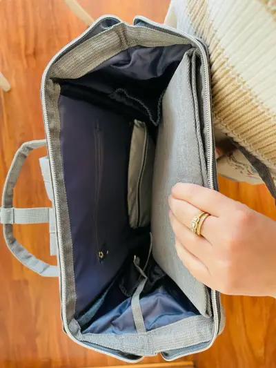 Mochila gris multiusos - Pañalera de viaje. - miniatura 3