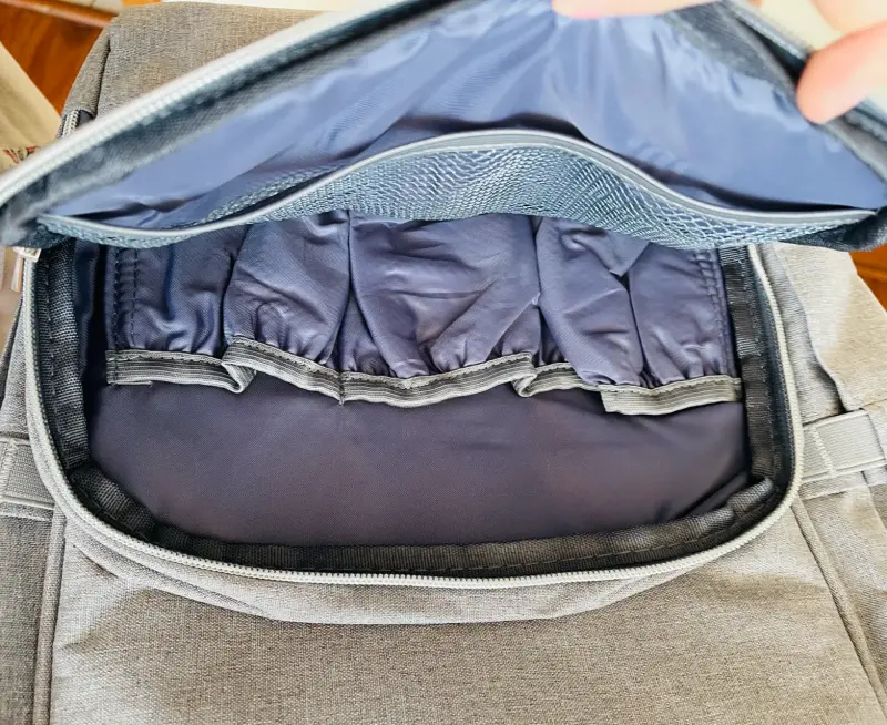 Mochila gris multiusos - Pañalera de viaje. - 5