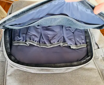 Mochila gris multiusos - Pañalera de viaje. - miniatura 5