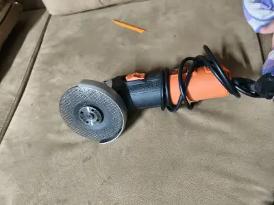 Esmeril angular Black & Decker compacto - miniatura 1