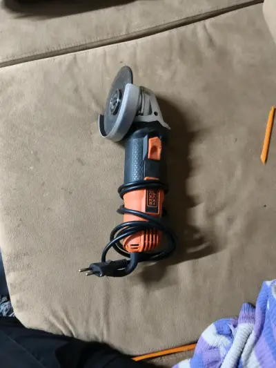 Esmeril angular Black & Decker compacto - miniatura 2