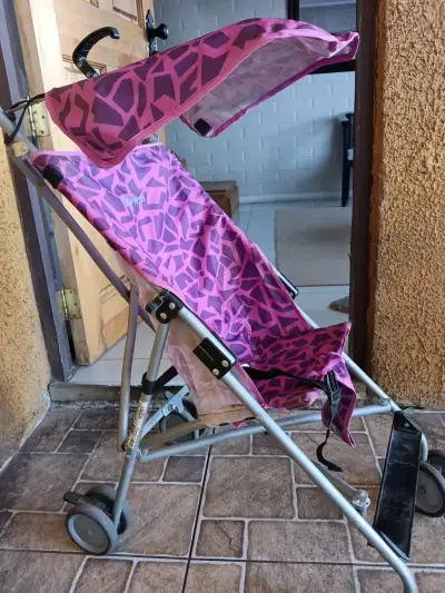 Coche de paseo plegable rosa con estampado - miniatura 1