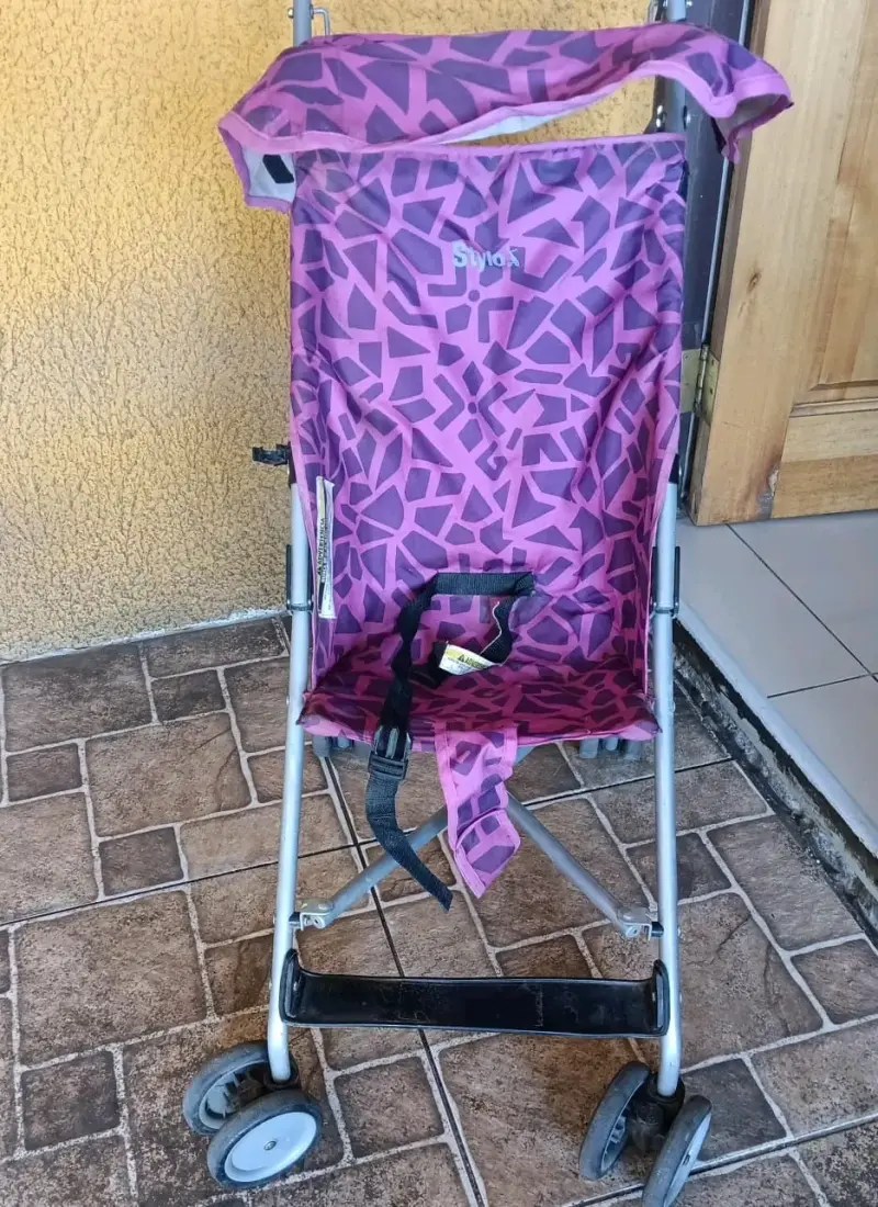 Coche de paseo plegable rosa con estampado - 2