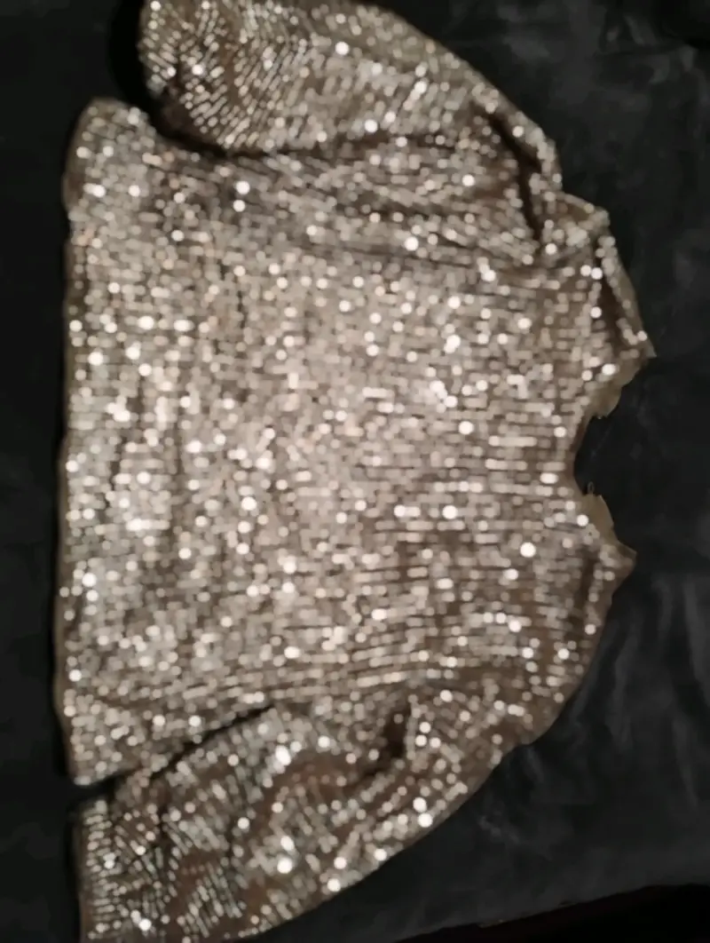 Blusa de lentejuelas y 1 dorada y blusa a cuadros - 1
