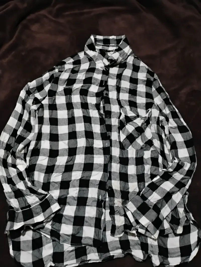 Blusa de lentejuelas y 1 dorada y blusa a cuadros - 3