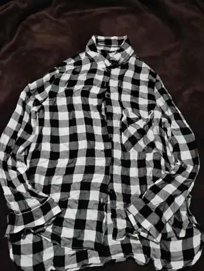 Blusa de lentejuelas y 1 dorada y blusa a cuadros - miniatura 3
