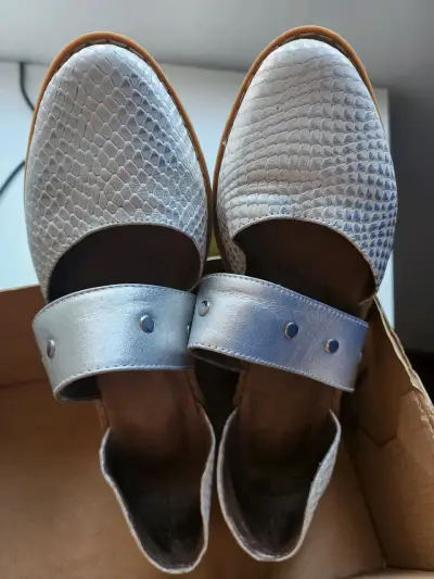 Zapatos de cuero plateados con diseño de serpiente - miniatura 1