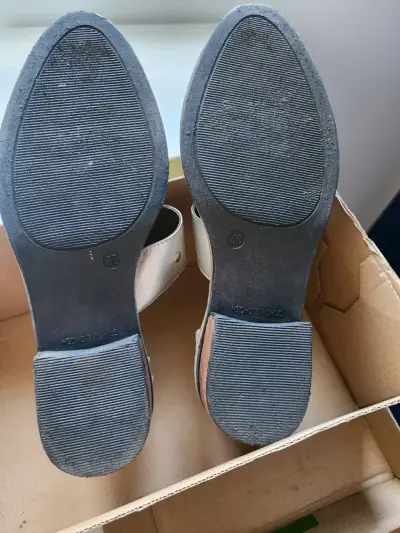 Zapatos de cuero plateados con diseño de serpiente - miniatura 2
