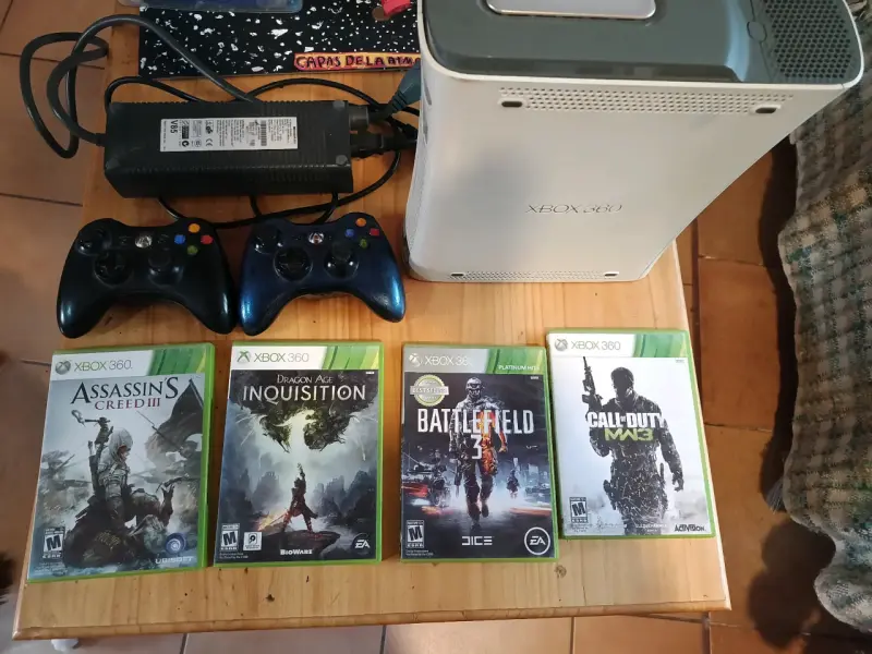 Consola Xbox 360 con 4 juegos y 2 controles - 1