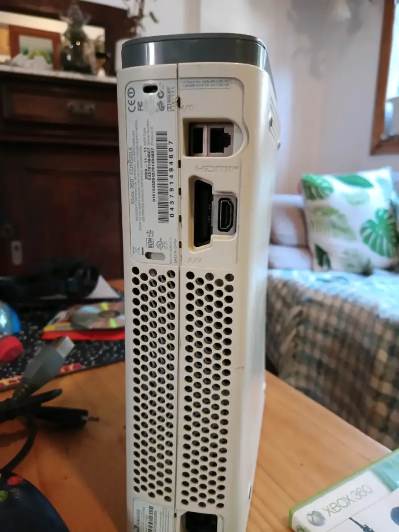 Consola Xbox 360 con 4 juegos y 2 controles - 2