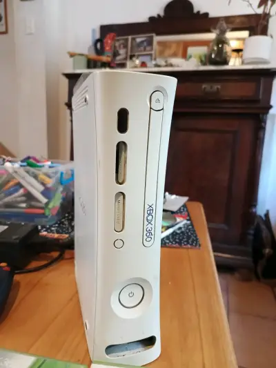 Consola Xbox 360 con 4 juegos y 2 controles - miniatura 3