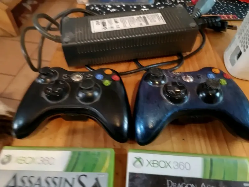 Consola Xbox 360 con 4 juegos y 2 controles - 4