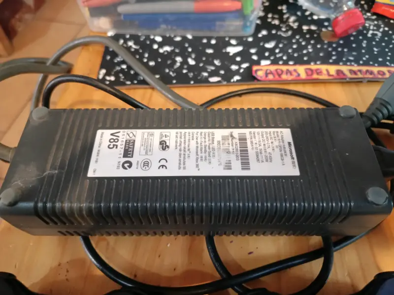 Consola Xbox 360 con 4 juegos y 2 controles - 5