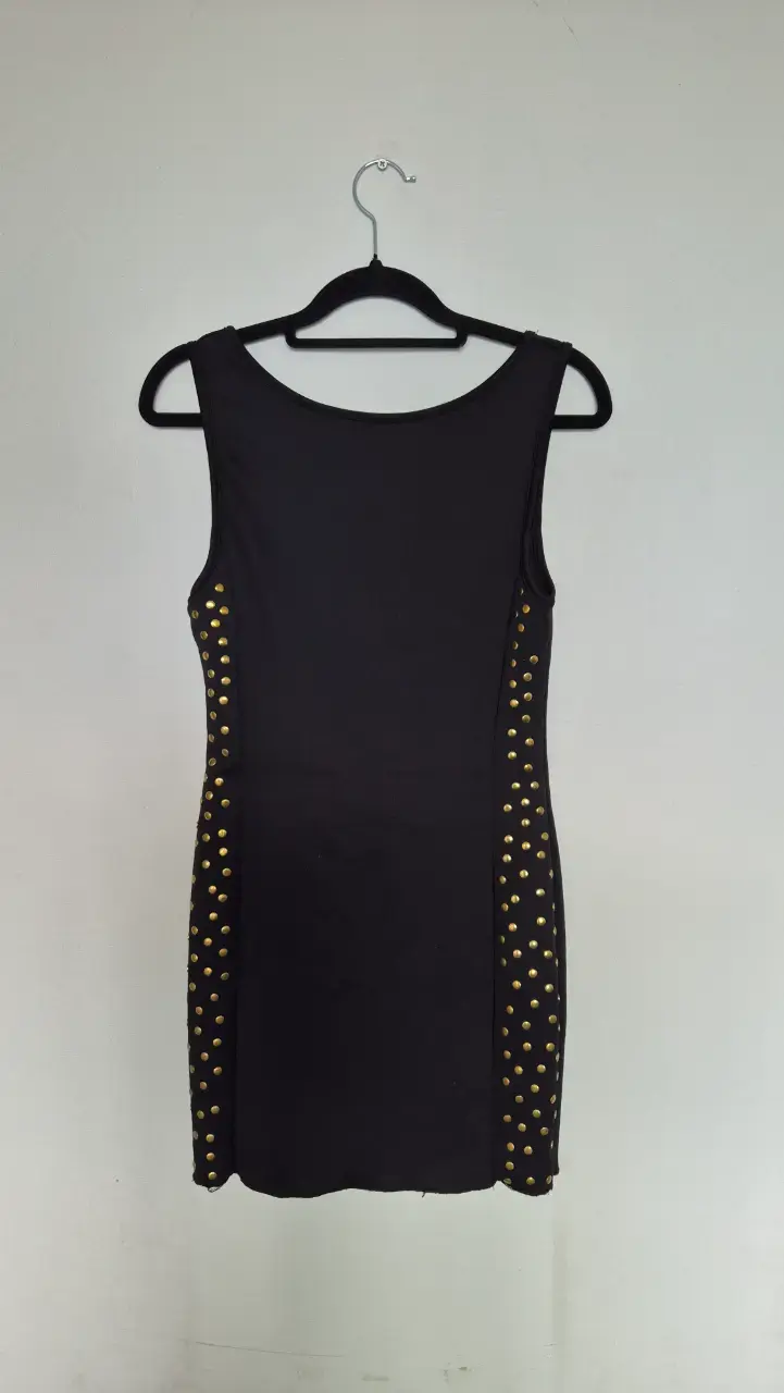 Vestido tachuelas doradas Forever21, talla M - 1