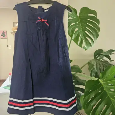 Vestido azul marino para niña con detalle de lazo - miniatura 1