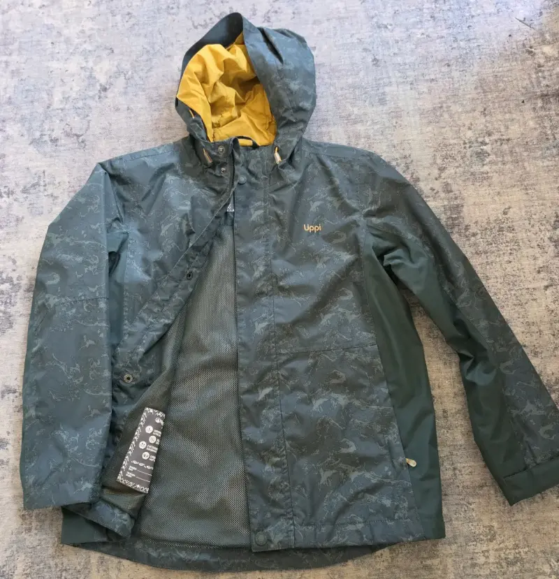Chaqueta impermeable Upp verde con capucha