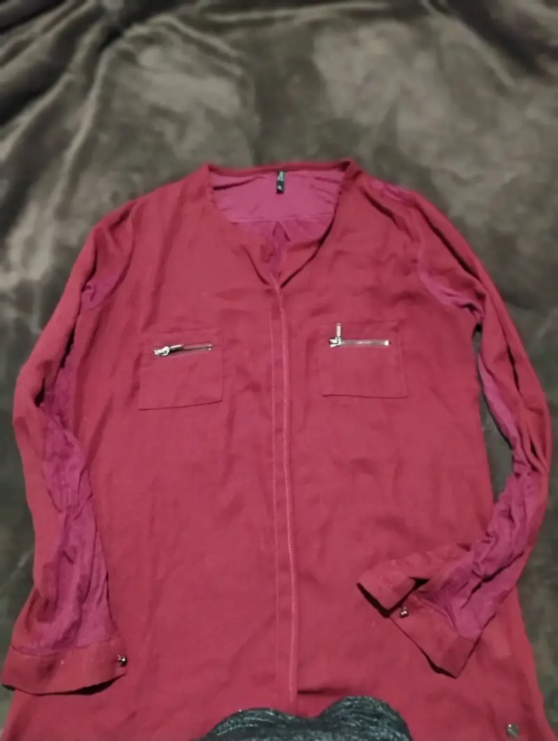 Blusa roja con bolsillos y cierre frontal talla L