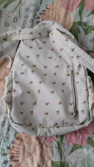 Mochila blanca con estampado floral - miniatura 2