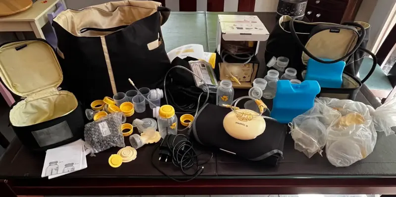 2 extractores de leche Medela con accesorios