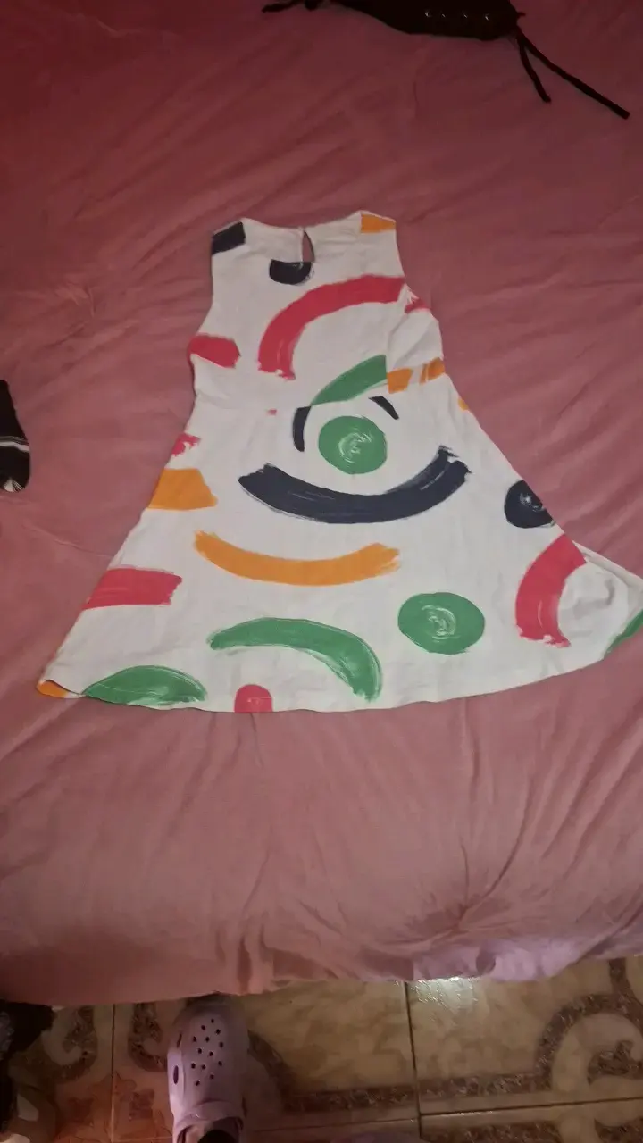 Vestido infantil con diseño colorido - 1