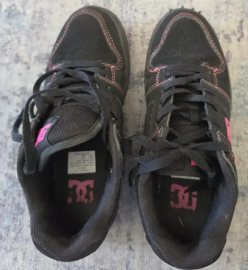 Zapatillas DC negras con detalles rosados