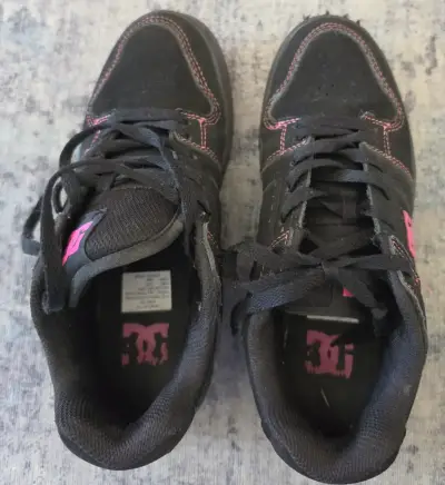Zapatillas DC negras con detalles rosados - miniatura 1