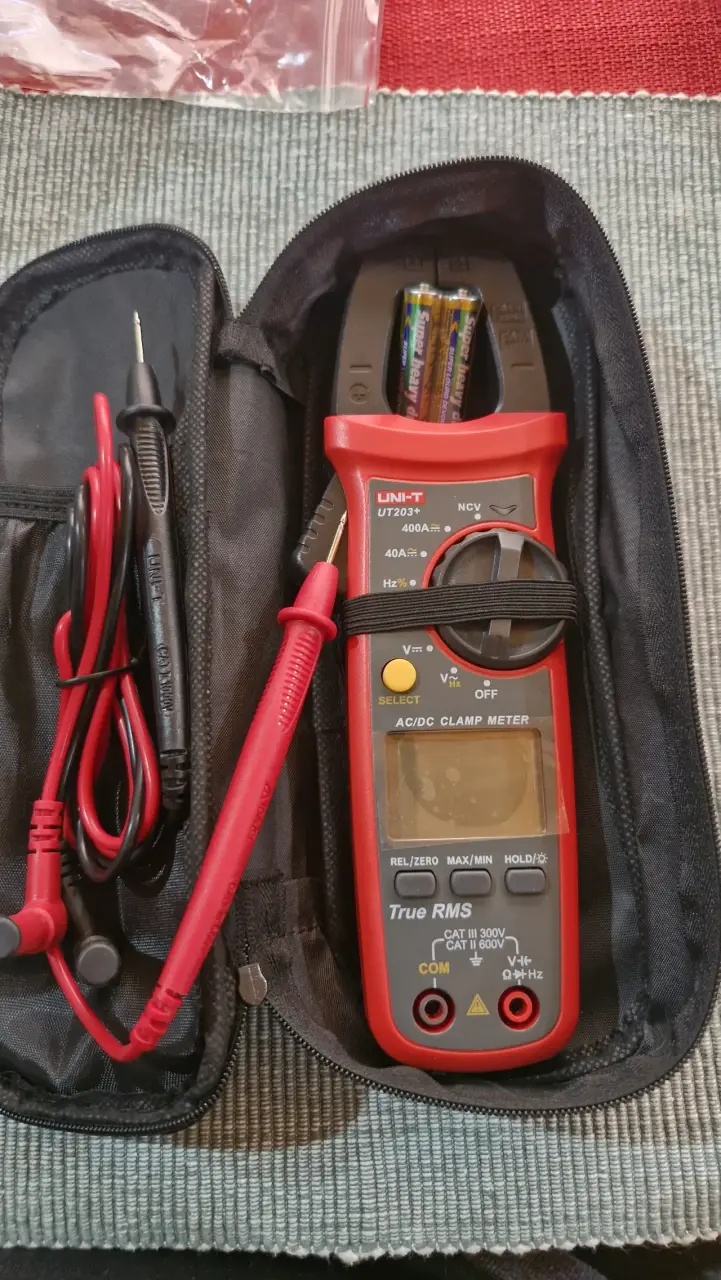 Multímetro de gancho UNI-T UT203+ con estuche