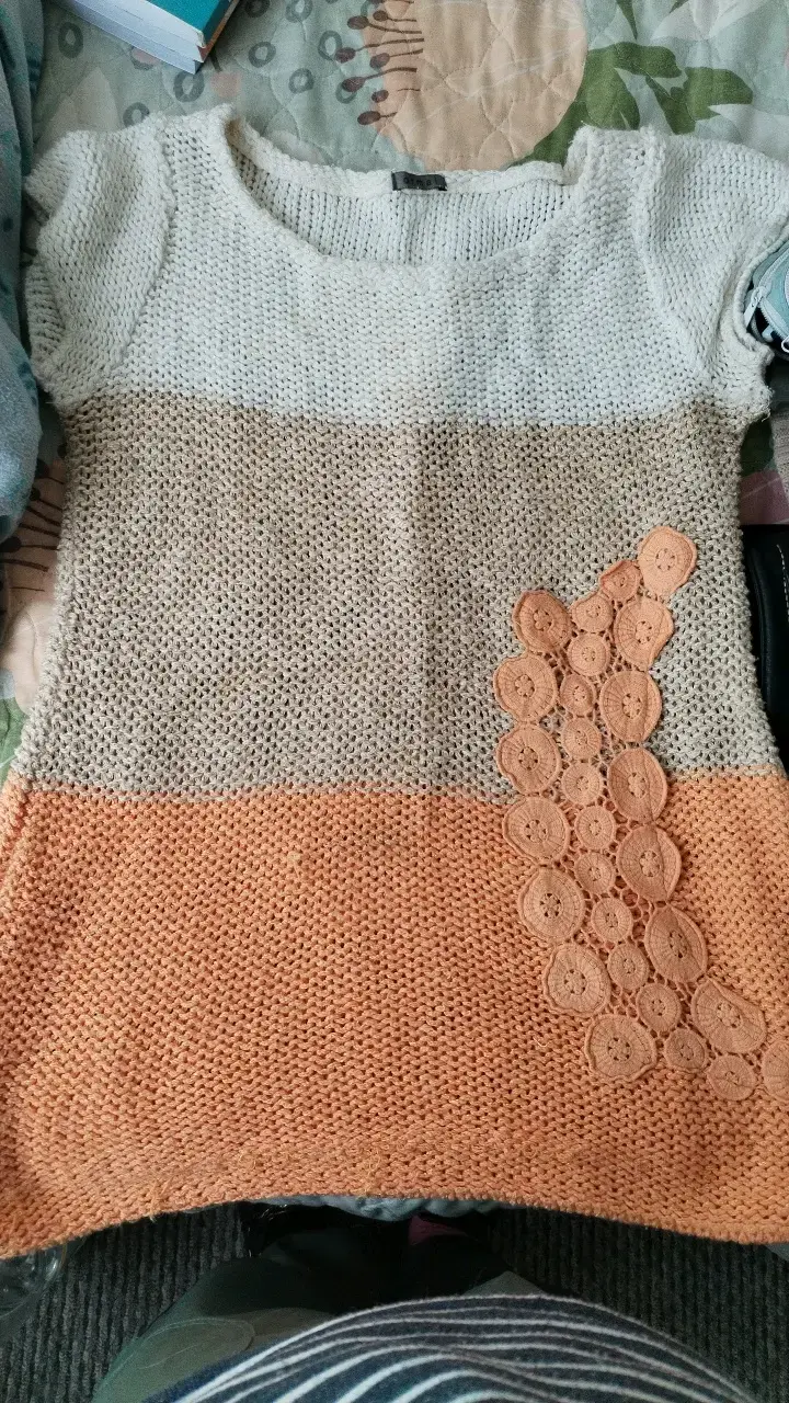 Suéter tejido multicolor con detaller loral