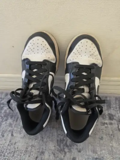 Zapatillas deportivas Nike blancas y negras - miniatura 1