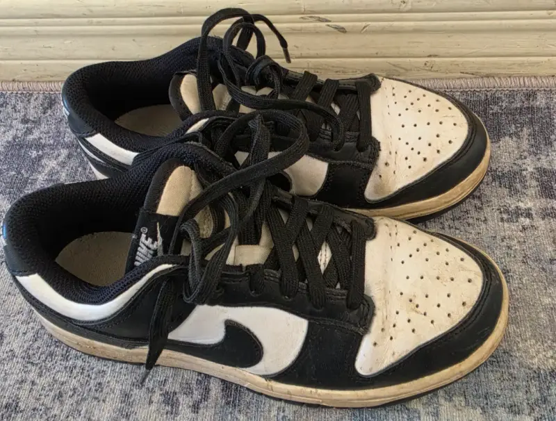 Zapatillas deportivas Nike blancas y negras - 2