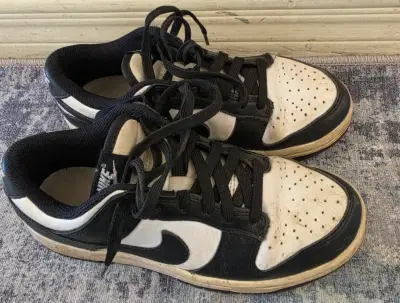 Zapatillas deportivas Nike blancas y negras - miniatura 2