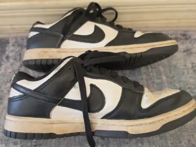 Zapatillas deportivas Nike blancas y negras - miniatura 3