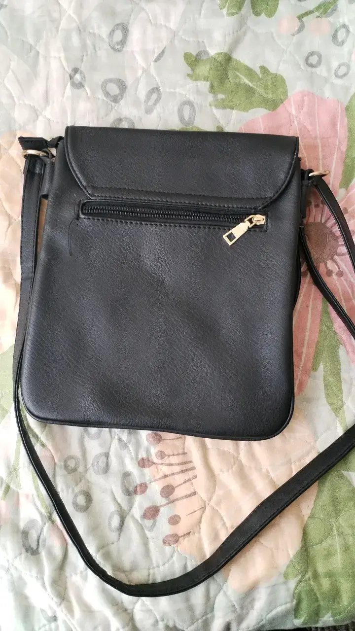 Cartera negra con correa ajustable y detalles trenzados - 2