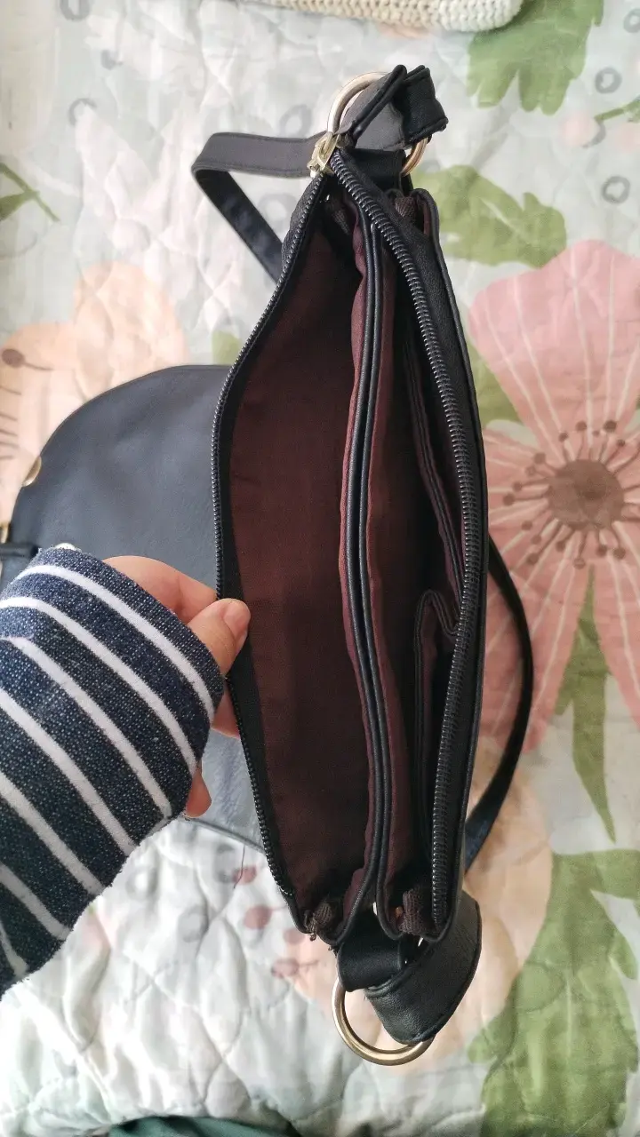 Cartera negra con correa ajustable y detalles trenzados - 3