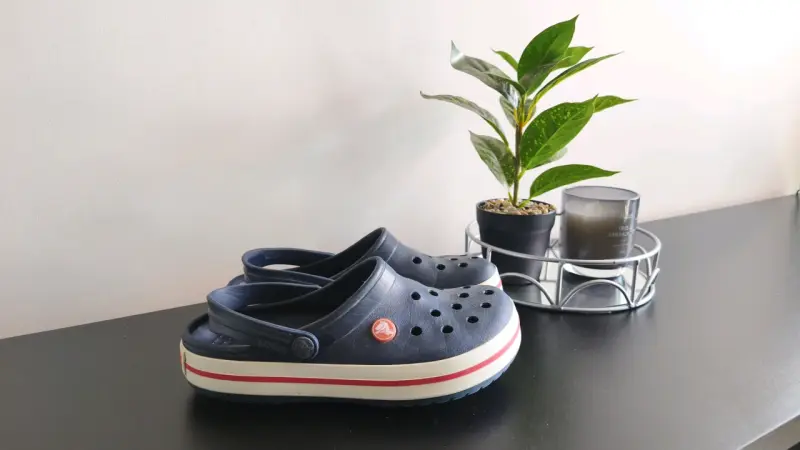 Zuecos Crocs azul marino con suela blanca - 1