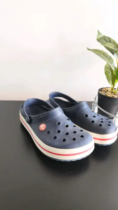 Zuecos Crocs azul marino con suela blanca - miniatura 2