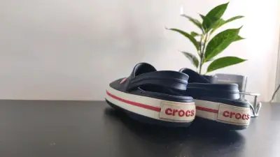 Zuecos Crocs azul marino con suela blanca - miniatura 4